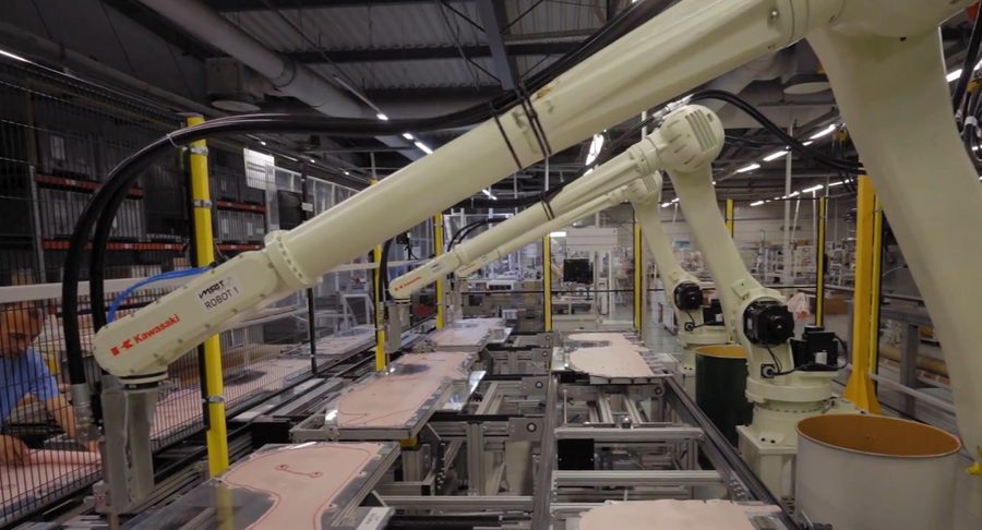 Roboty pro aplikace lepení jsou synchronizovány s externími jednotkami pro aplikaci lepidla a pro jeho distribuci. Robotizace toho procesu má přímý vliv na ochranu zdraví zaměstnanců