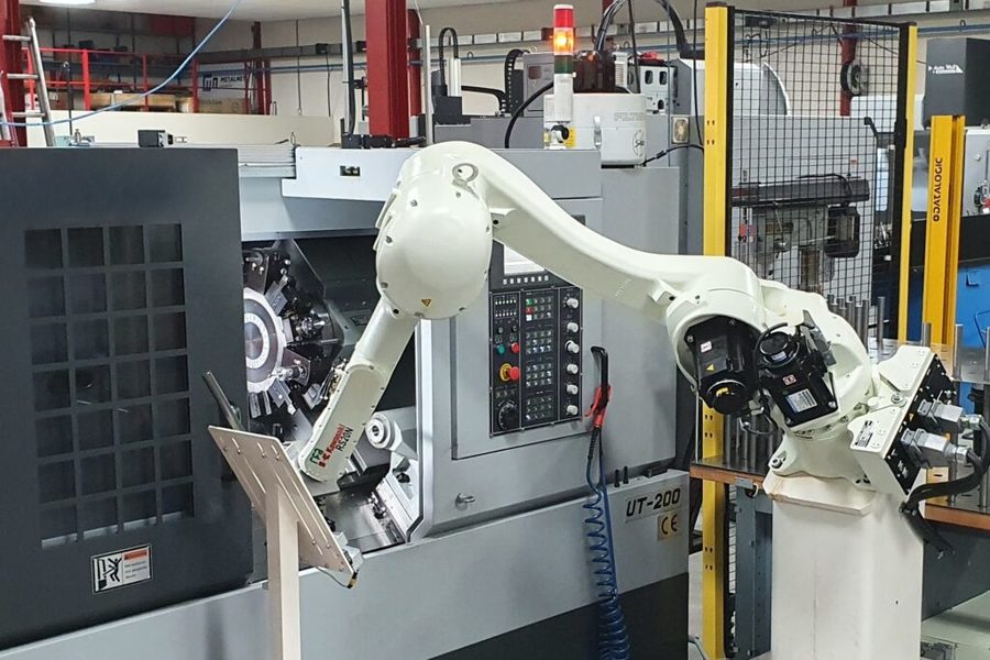 Robotizácia procesov obsluhy strojov a montážnych liniek prináša do výroby stabilitu, efektivitu, menšie materiálové straty a väčšiu výnosnosť, ale aj výrazné zlepšenie pracovných podmienok a prostredia pre zamestnancov.