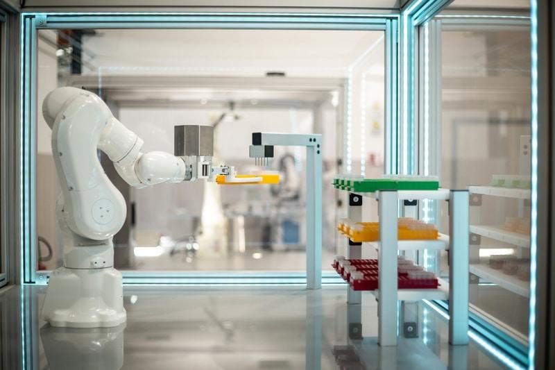 Roboty navrhnuté na prácu vo farmaceutickom priemysle a v lekárskych aplikáciách spĺňajú prísne normy pre čistotu a umožňujú bezpečnú, rýchlu a spoľahlivú prácu v čistých priestoroch.