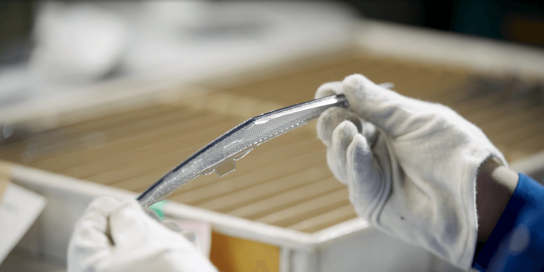 山口製作所外観検査目視の様子