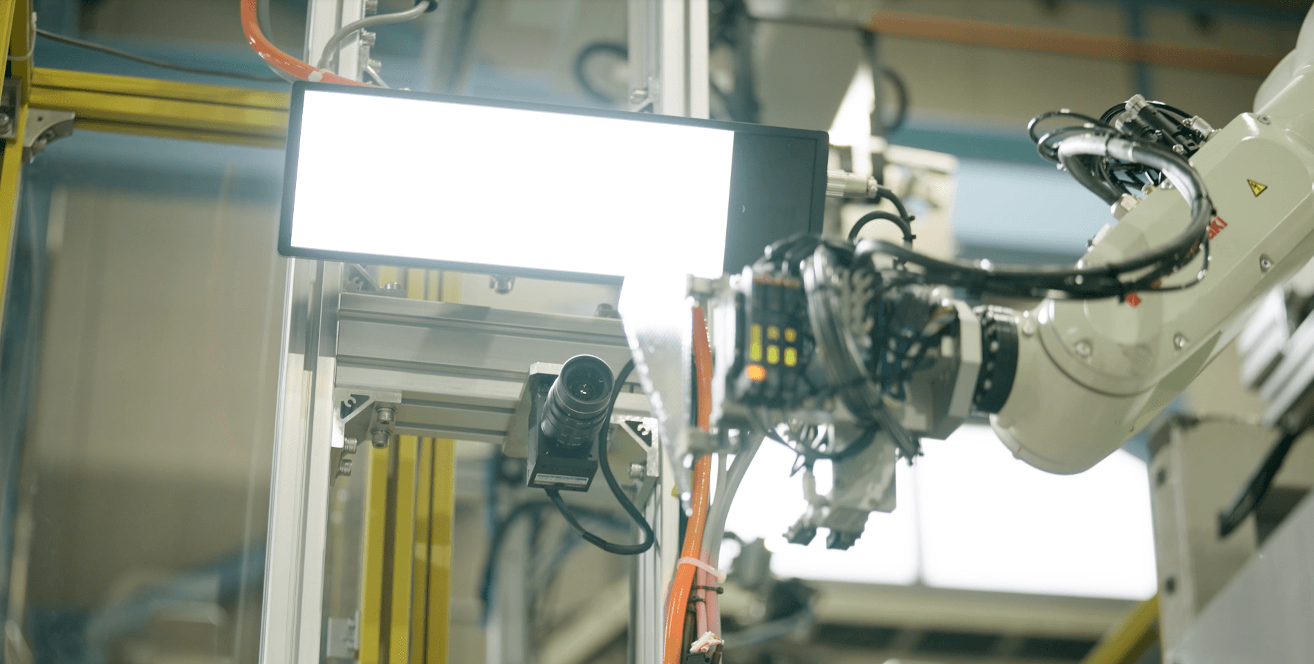 山口製作所ロボットでの外観検査中